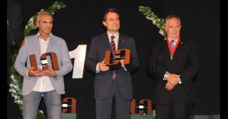 L'Àngel Aguirre, rep el premi TICAnoia a la implantació web de mans del M.H. President de la Generalitat Sr. Artur Mas