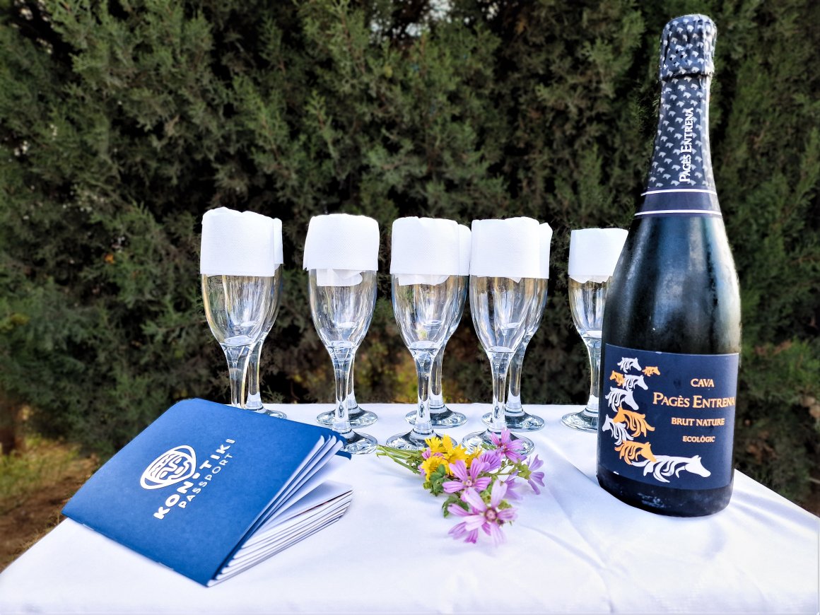The Kon-Tiki 4WD will come to pick us up at the landing field and will take us back to the starting place where we will toast with cava and will give you the certificate and the photos of the flight.