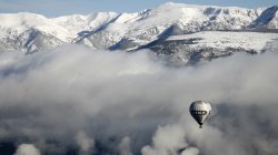 Descubre los Pirineos desde el aire en una travesía única