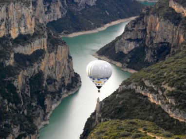 Cross-country balloon flight  Montsec and Mont-rebei Pre-pyrenees 