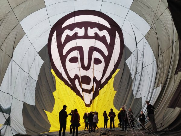Assembly and inflation of the balloon, you will receive your welcome pack and participate in the preparation of the balloon.