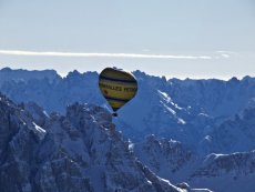 Dolomitti - 2011 (Importante deformación del globo a causa de las fuertes corrientes de viento)
