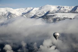 Descubre los Pirineos desde el aire en una travesía única