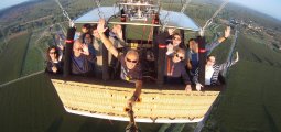 Selfy vol en globus Kon-Tiki